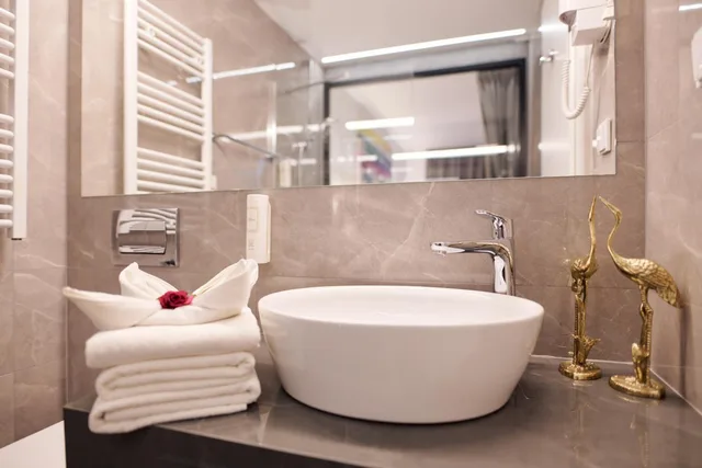 غرفة بسرير كوين، Paris Hotel 3/3