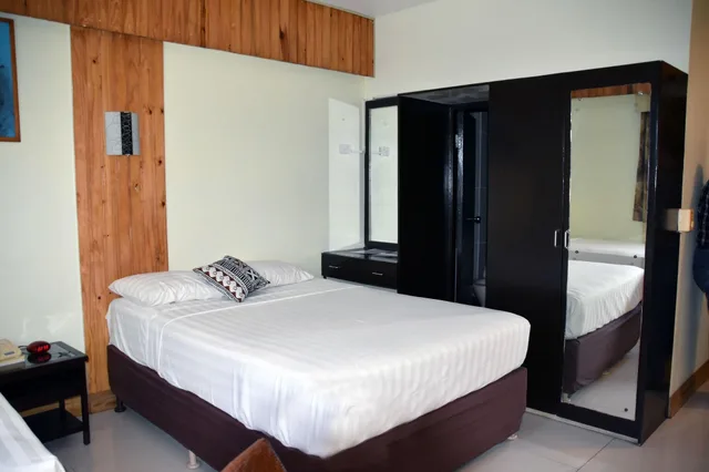 جناح، Grand Melanesian Hotel 2/6