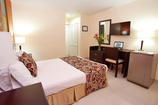 غرفة قياسية ثلاثية بثلاثة أسرّة، Hotel Arizona Suites 1/8