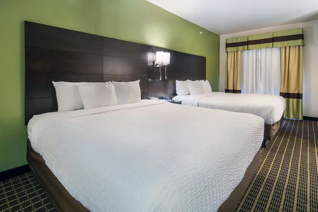 جناح بسريرين كوين لذوي الإعاقة، Clarion Inn & Suites Weatherford South 2/5