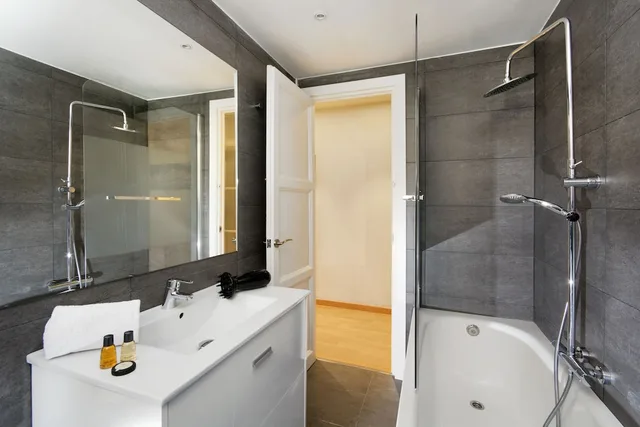 4 Bedrooms, Family, Apartment, 1 Double and 4 Single Beds، Mercedes Heritage Barcelona Apartments 5/6