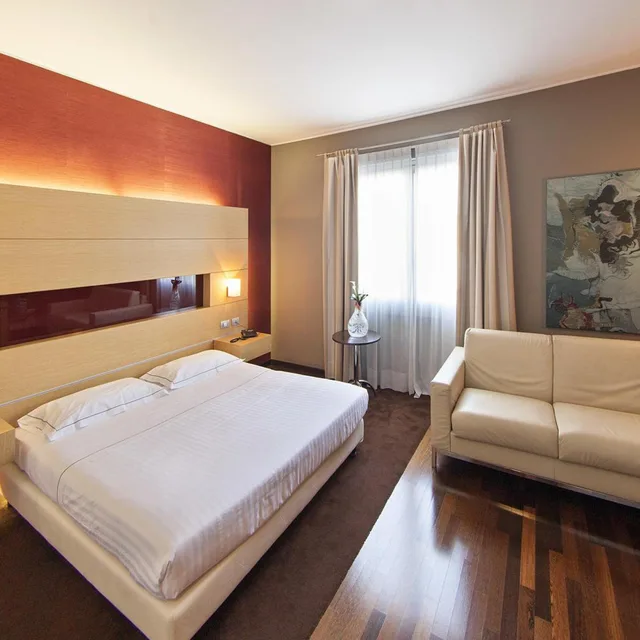 جناح جونيور، Inverigo Hotel 1/10