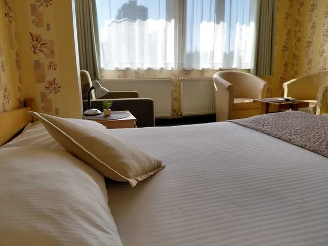 غرفة عائلية بسرير مزدوج بإطلالة على المتنزه مع أريكة، Hotel Slodes 9/10