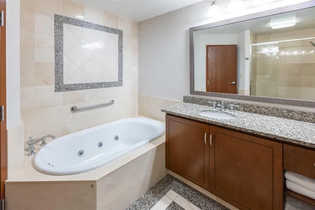 جناح بسرير كينج بغرفتين مع أريكة بحوض جاكوزي بحوض استحمام، Drury Plaza Hotel St Louis Chesterfield 6/10