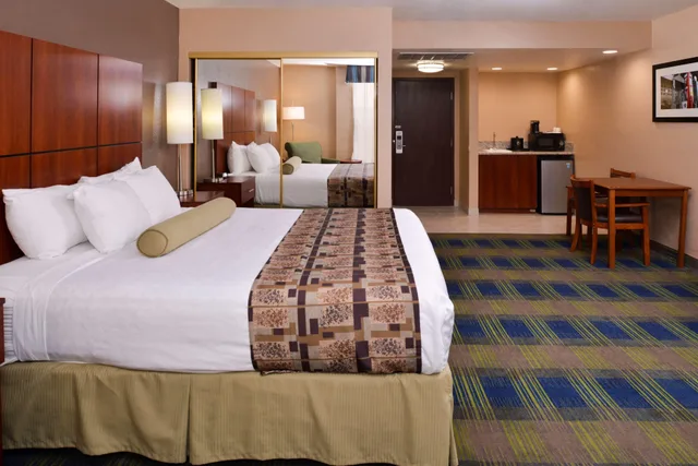 غرفة بسرير كينج بحوض استحمام لذوي الإعاقة، Best Western Plus Heritage Inn Rancho Cucamonga/Ontario 3/10