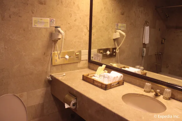 غرفة ديلوكس بسرير كوين وسرير فردي، Fort Ilocandia Resort Hotel 5/5