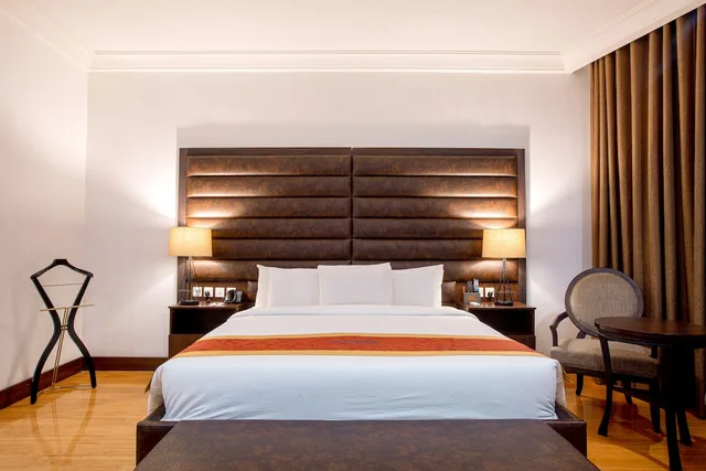 Executive, Queen Bed, Johnwood Hotel by Bolton 3/4