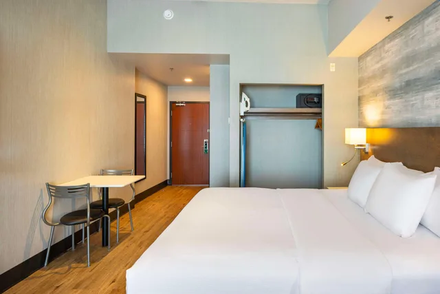 Upgrade, King Bed، Quality Inn Suites Levis 2/6