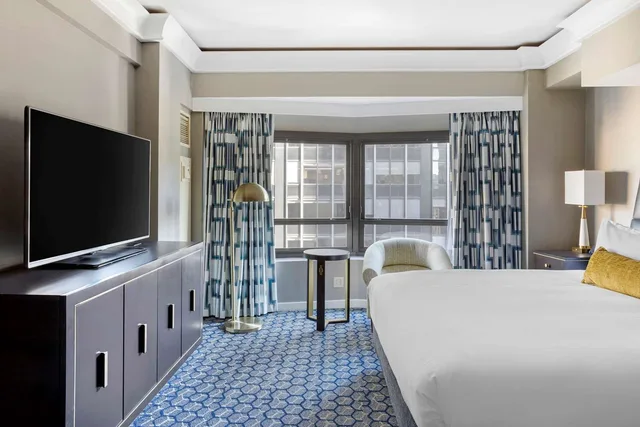 جناح بسرير كينج بغرفة نوم واحدة مع أريكة، Hilton Club New York 2/3