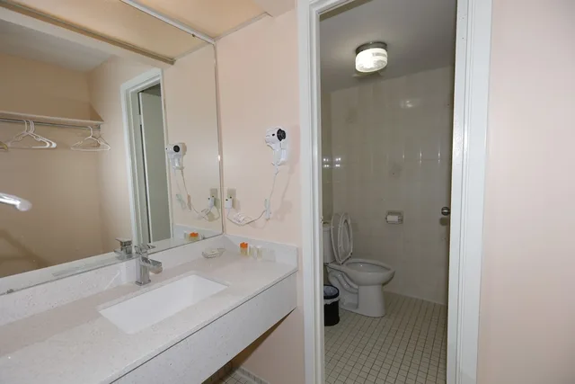 غرفة عائلية بسريرين كوين، Fullerton Manor Inn 5/6