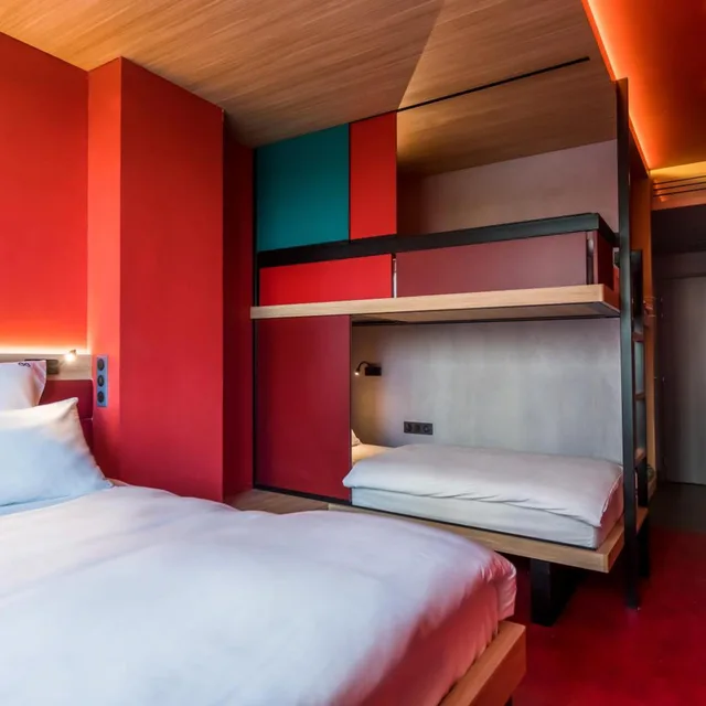 غرفة رباعية بحمام خاص، Yooma Urban Lodge Paris Tour Eiffel 1/6