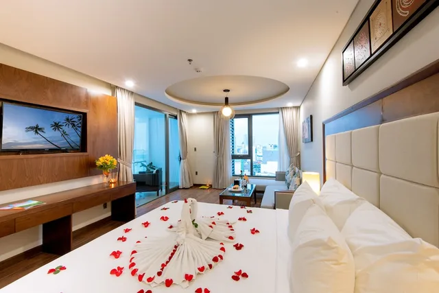 جناح جونيور بسرير كينج بشرفة بإطلالة جزئية على البحر، Grand Sea Hotel 2/5