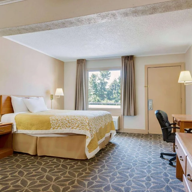 غرفة بسرير كوين بحوض استحمام لذوي الإعاقة، Days Inn by Wyndham Fairmont 1/8