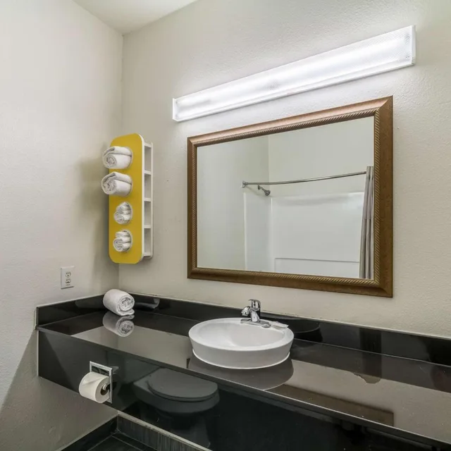غرفة بسرير كينج لغير المدخنين، Motel6 North Richland Hills, TX - NE Fort Worth 7/9
