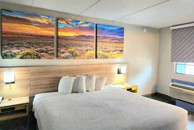 غرفة قياسية بسرير كينج للمدخنين، Days Inn By Wyndham Houston 2/6