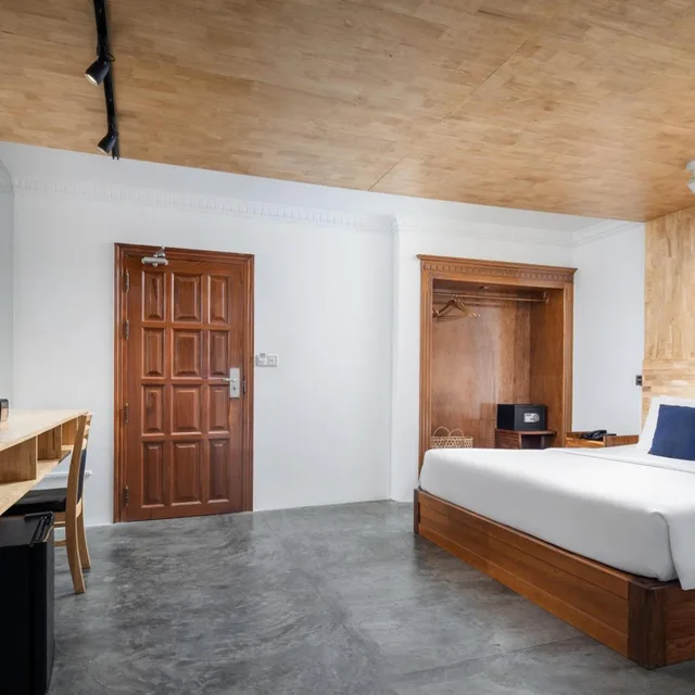 Deluxe, Double Bed, with Extra Bed, Pacific Hotel 2/3