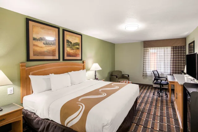 غرفة قياسية بسرير كينج، QUALITY INN AND SUITES PLANO EAST RICHARDSON 4/10
