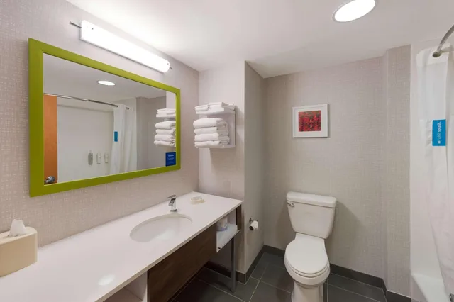 Room, King Bed, 2 Queen Beds, Hampton Inn Nanuet 6/6