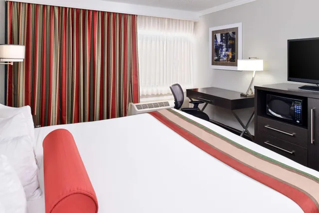 غرفة بسرير كينج بحوض استحمام لذوي الإعاقة، Best Western at O Hare 2/2
