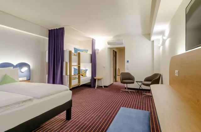 غرفة كومفورت بسريرين منفصلين وسرير مزدوج وسريرين منفصلين، ibis Styles Leipzig 4/10