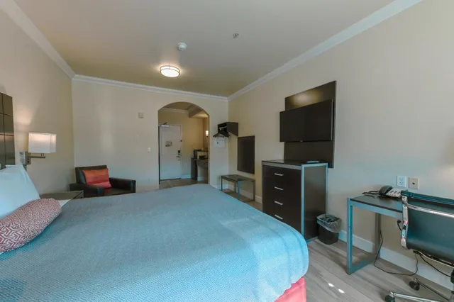 غرفة بسرير كينج، Gateway Inn and Suites Hotel 1/6