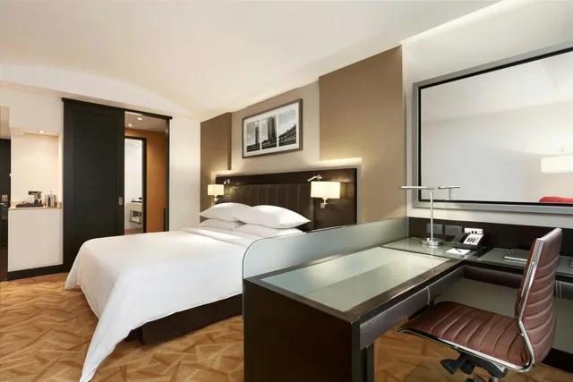 Room, King Bed, Executive Level, Hilton Bogota 7/9