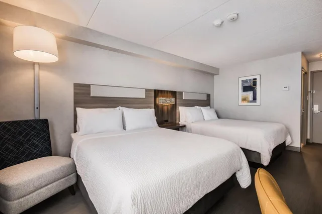 غرفة ديلوكس بسريرين مزدوجين وسرير كينج، Holiday Inn Express Toronto North York 10/10