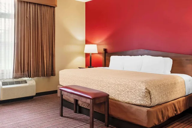 Suite, King Bed, Sofa, Jetted Tub, Best Western Plus Dutch Haus Inn And Suites 3/7