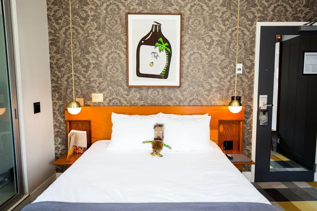 استوديو بسرير كوين، The Drake Hotel 3/7