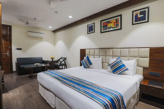 غرفة كلوب بسرير كوين، Hotel Blue Stone - Nehru Place 2/6