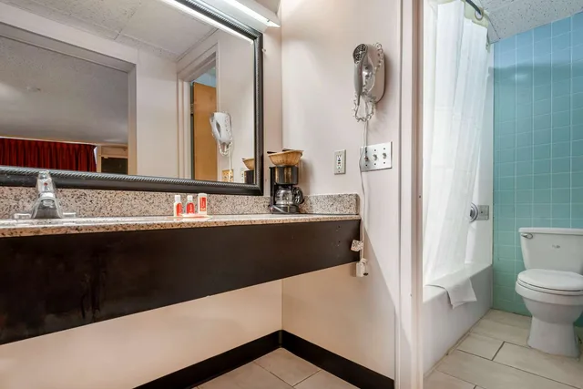 غرفة بسرير كينج لذوي الإعاقة، Econo Lodge Cortland Downtown NY 3/3