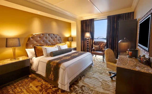 غرفة تنفيذية بسرير كينج، River City Casino Hotel 1/3