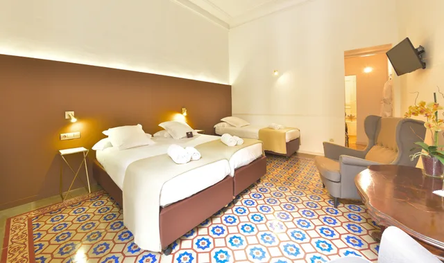 Room, Triple, 3 Beds, External Bathroom, Balcony، MIHLTON BARCELONA 1/8