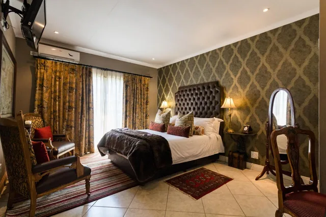 Luxury, Suite, Queen Bed, Bath and Shower، Duke And Duchess Boutique Hotel 1/2
