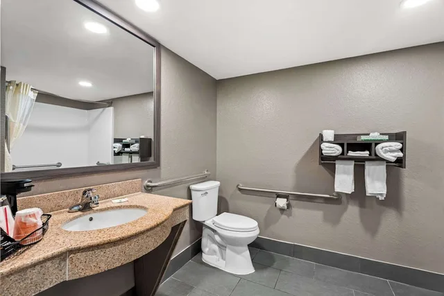 غرفة بسرير كينج لذوي الإعاقة، Quality Inn & Suites Biloxi - Ocean Springs 4/6