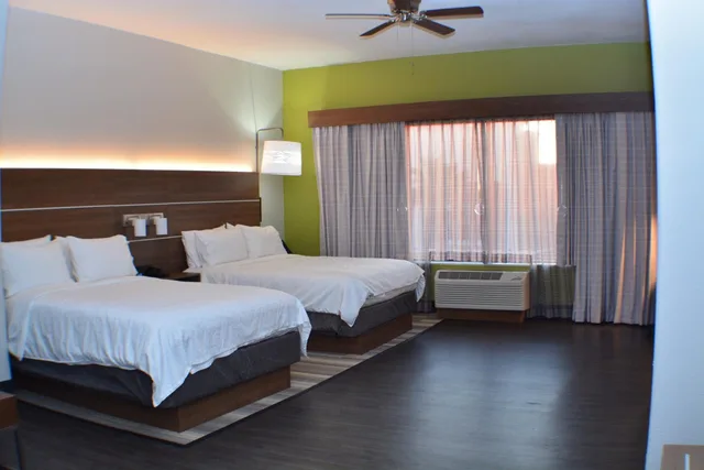 غرفة بسريرين كوين لذوي الإعاقة، Holiday Inn Express Hotel & Suites Seguin 1/1