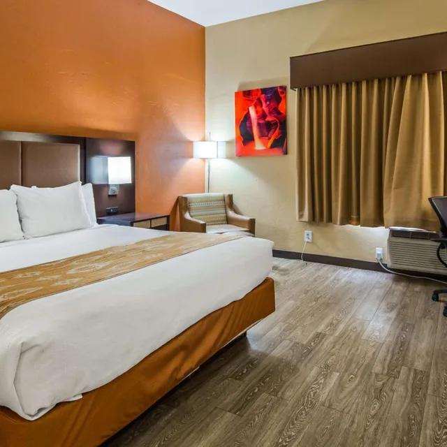 Room, King Bed, Accessible, Best Western View Of Lake Powell Hotel 3/10