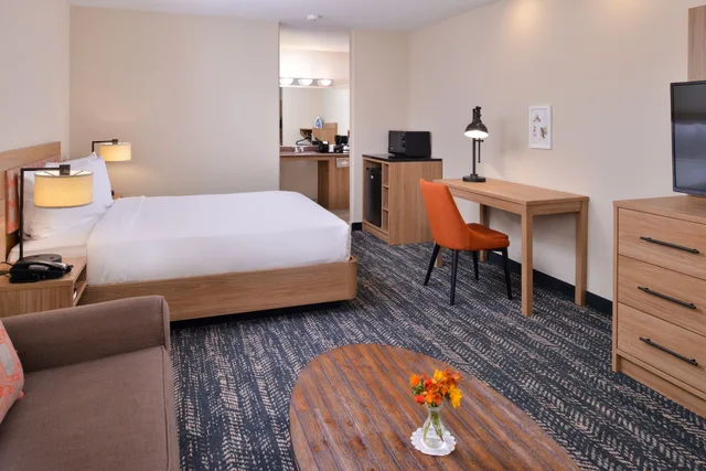 جناح استوديو بسرير كوين مع أريكة لذوي الإعاقة، La Fuente Inn Suites 2/3