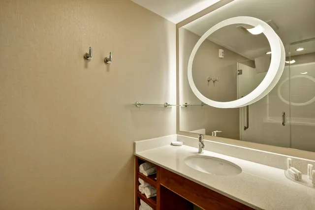 جناح بسريرين كوين مع سرير سحّاب إضافي مع أريكة لذوي الإعاقة، Springhill Suites Tallahassee Central 6/8