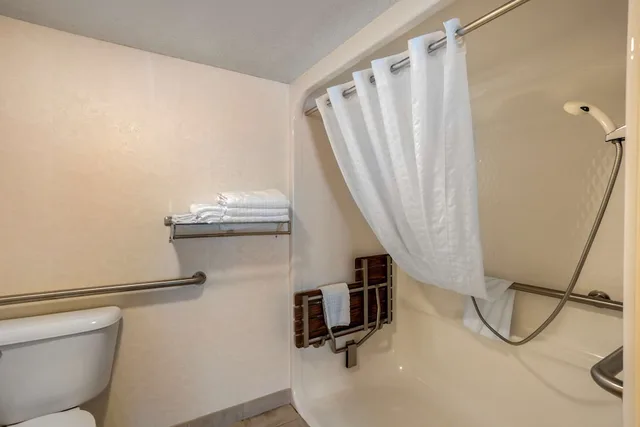 غرفة قياسية بسرير كينج مع أريكة لذوي الإعاقة، Best Western Inn of the Ozarks 2/2
