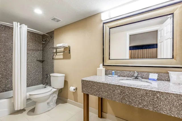 جناح بسرير كينج مع أريكة، Surestay Hotel By Best Western Tupelo North 3/3