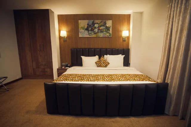 غرفة تنفيذية بمطبخ، Airport View Hotel 1/3