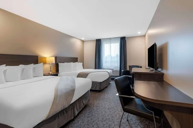 غرفة قياسية بسريرين كوين يُسمح فيها بالحيوانات الأليفة، Villa Inn and Suites, SureStay Collection By Best Western 3/4