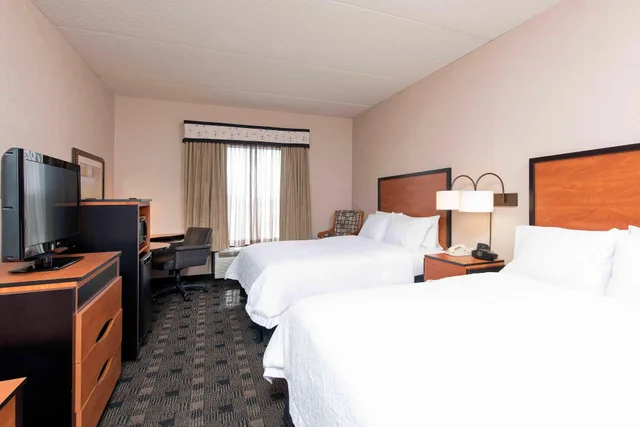 Room, 2 Queen Beds, Bath and Shower، Hampton Inn and Suites Indianapolis - Fishers 2/4