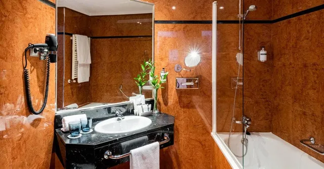 غرفة بسرير كينج، Hotel Madrid Plaza Espana Affiliated by Melia 9/10