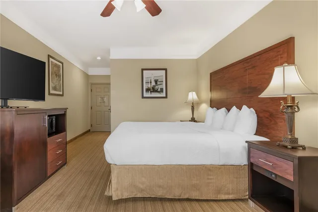 غرفة بسرير كينج، Best Western Plus Monica Royale Inn & Suites 1/3