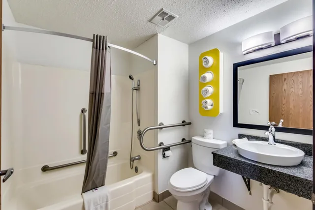 غرفة بسرير كينج لذوي الإعاقة، Motel6 Albert Lea, MN 10/10