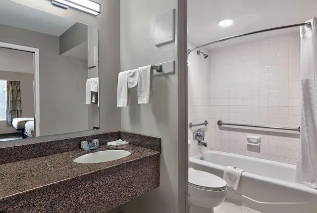 غرفة قياسية بسريرين مزدوجين لذوي الإعاقة، Motel6 McDonough, GA 4/4