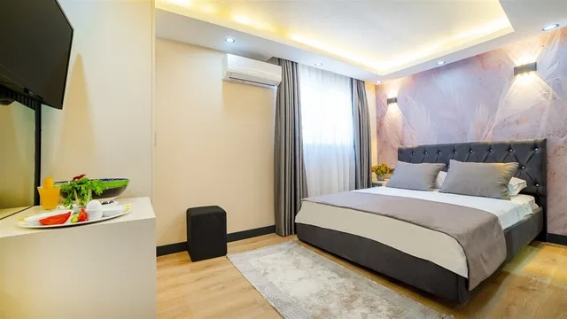 غرفة قياسية رباعية بسرير مزدوج وسريرين منفصلين بإطلالة على المدينة بغرفة نوم واحدة، Blue Marina Hotel & SPA 1/5