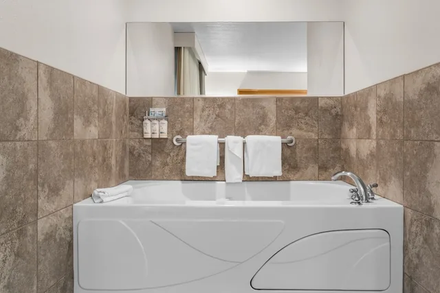 غرفة بريميوم بسرير كينج بحوض جاكوزي، HOLIDAY INN ROCK SPRINGS 7/8